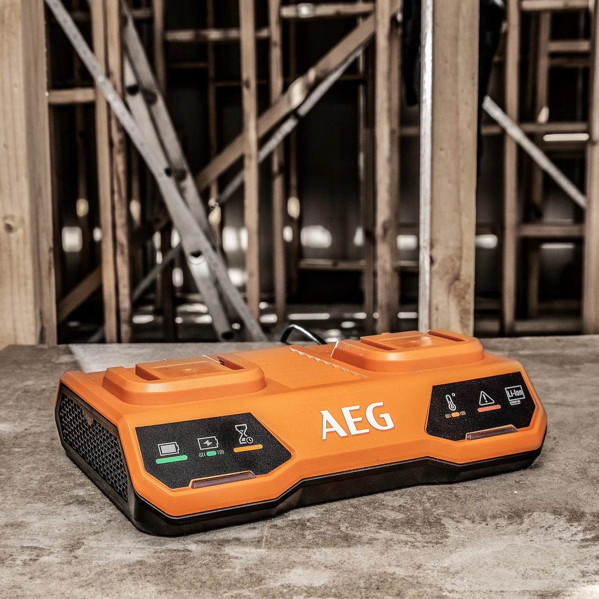 AEG 18V 5.0Ah Dual Port Charger & Battery Twin Pack - 2 Batteries - 85 Min Charge - Image 3