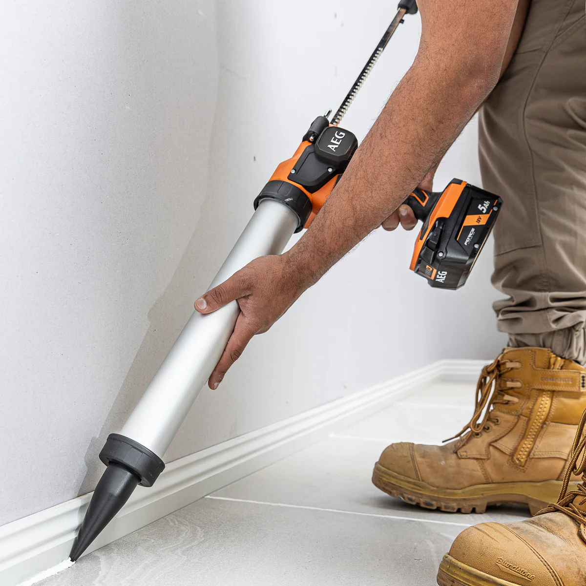 AEG 18V Caulking Gun - 300ml/600ml - 3,800Nm Push Force - Anti-Drip Technology - Image 3