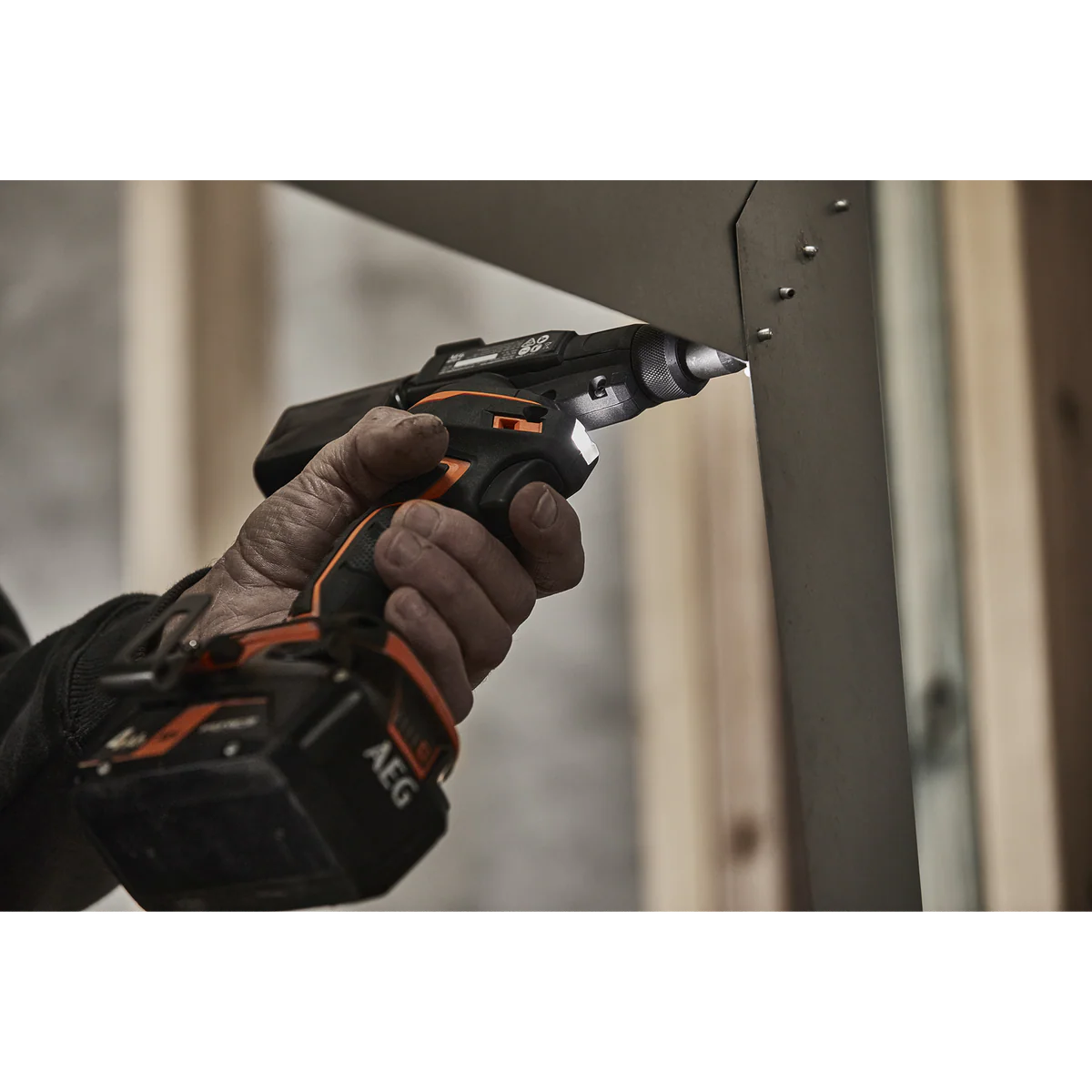AEG 18V Compact Rivet Gun 4.8mm - 5Ah Kit - 11kN Pull Force - LED Light - Image 5