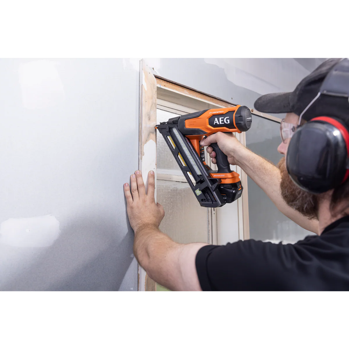 AEG 18V F-RAPID 15GA DA Angled Brad Nailer Kit - 5Ah Battery - 162mm x 600mm x 317mm - Image 2