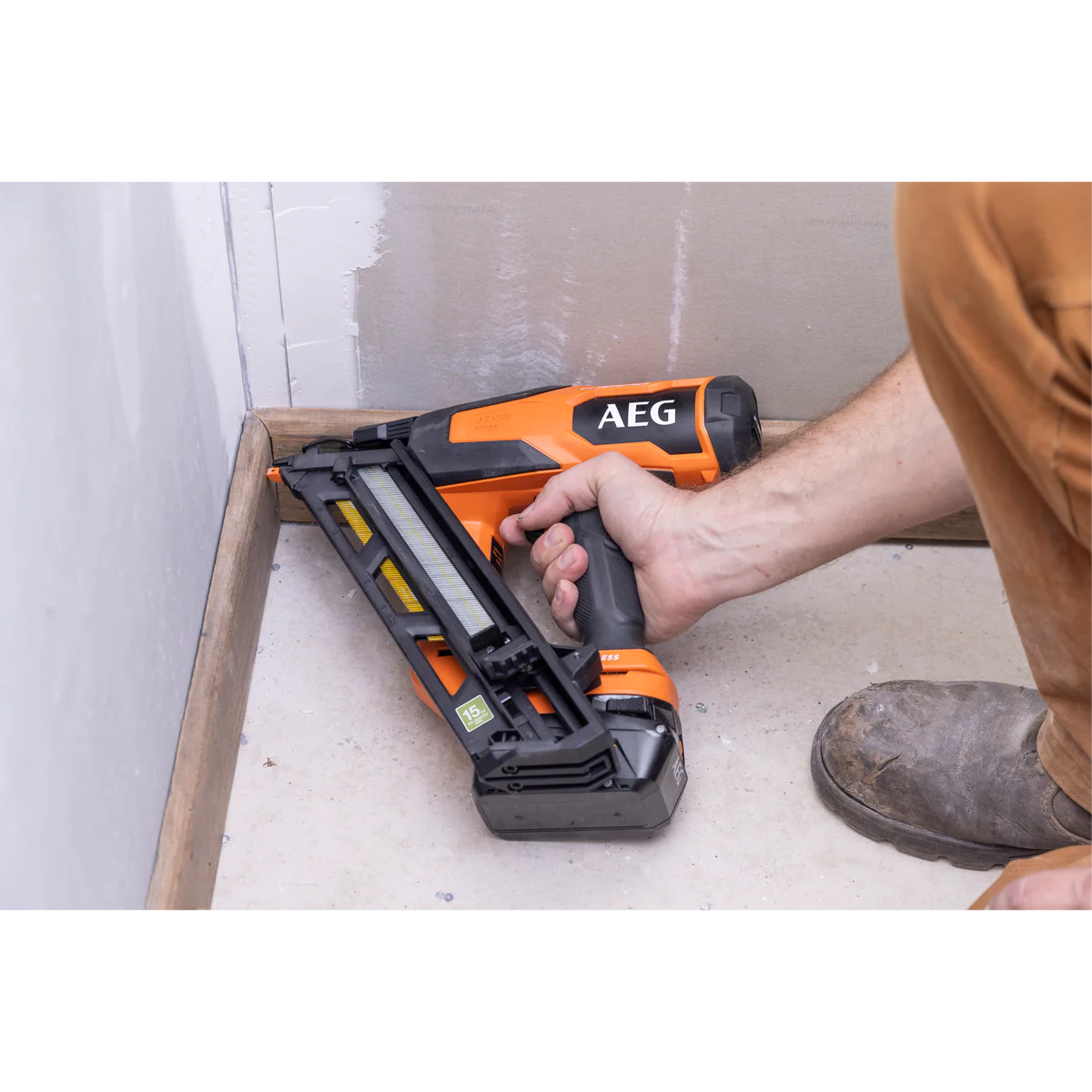 AEG 18V F-RAPID 15GA DA Angled Brad Nailer Kit - 5Ah Battery - 162mm x 600mm x 317mm - Image 4