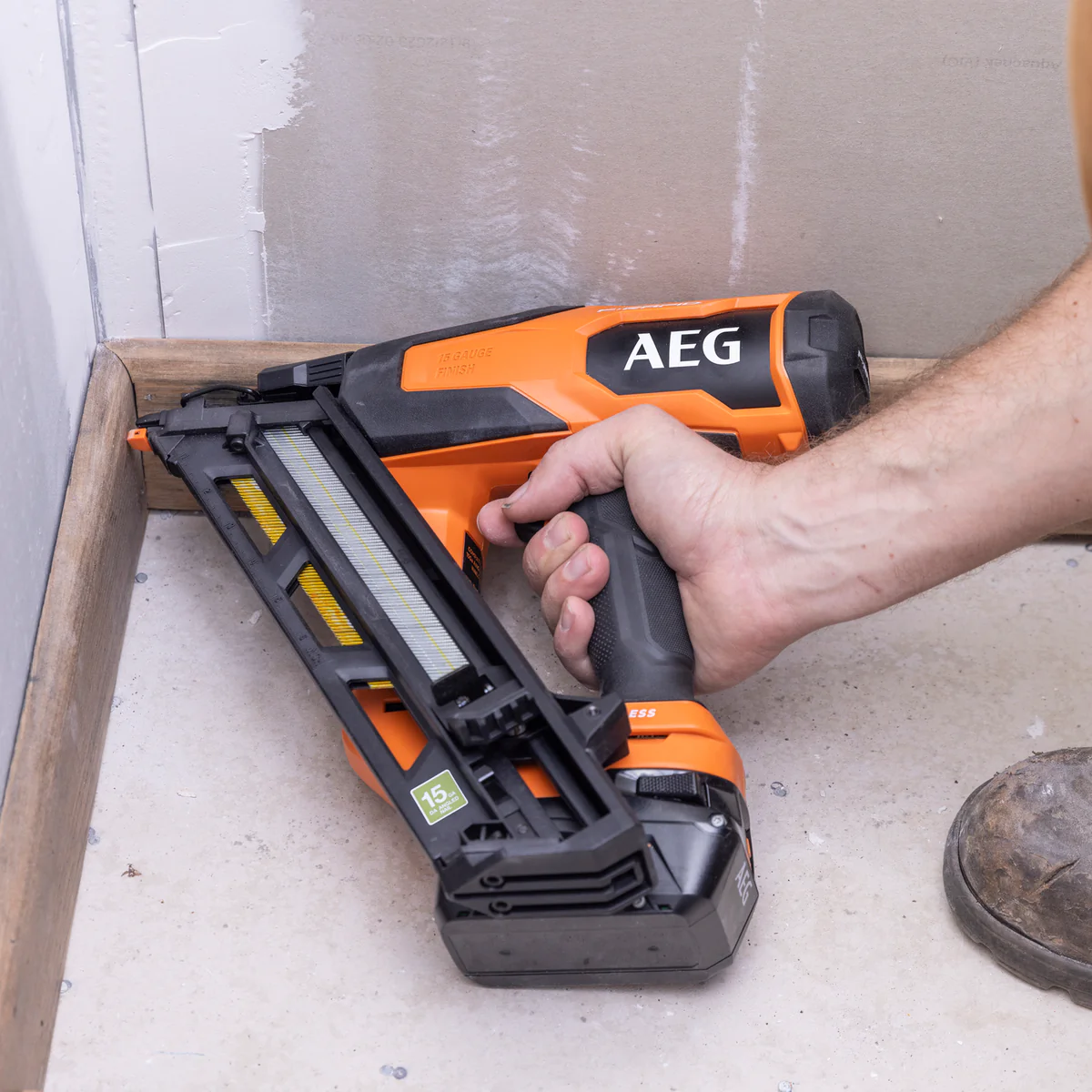 AEG 18V F-RAPID 15GA DA Angled Brad Nailer Skin - 110 Nails Capacity - 2.8kg - Image 3