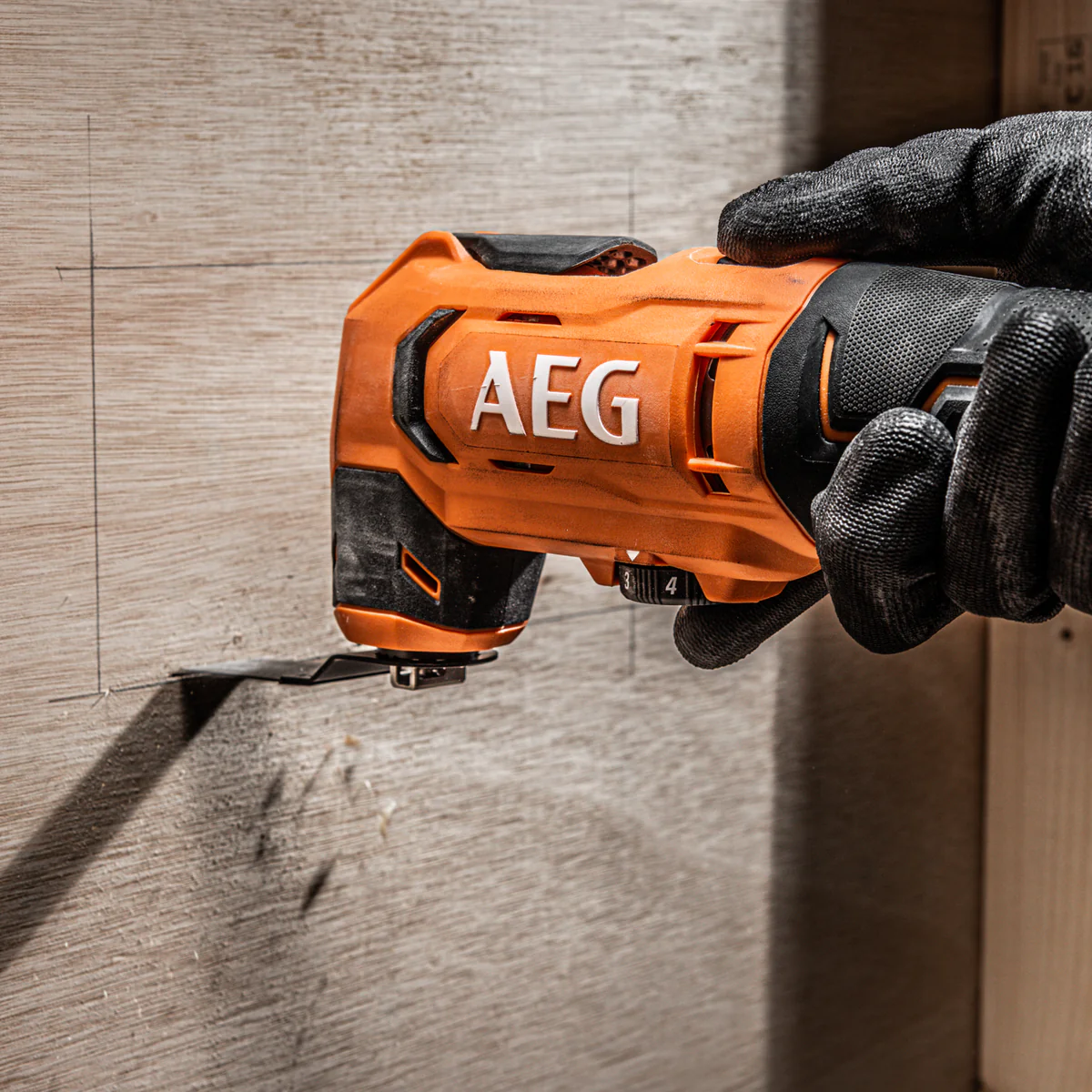 AEG 18V Multi-Tool - 355mm - Tool-Free Blade Change - Variable Speed - Image 3