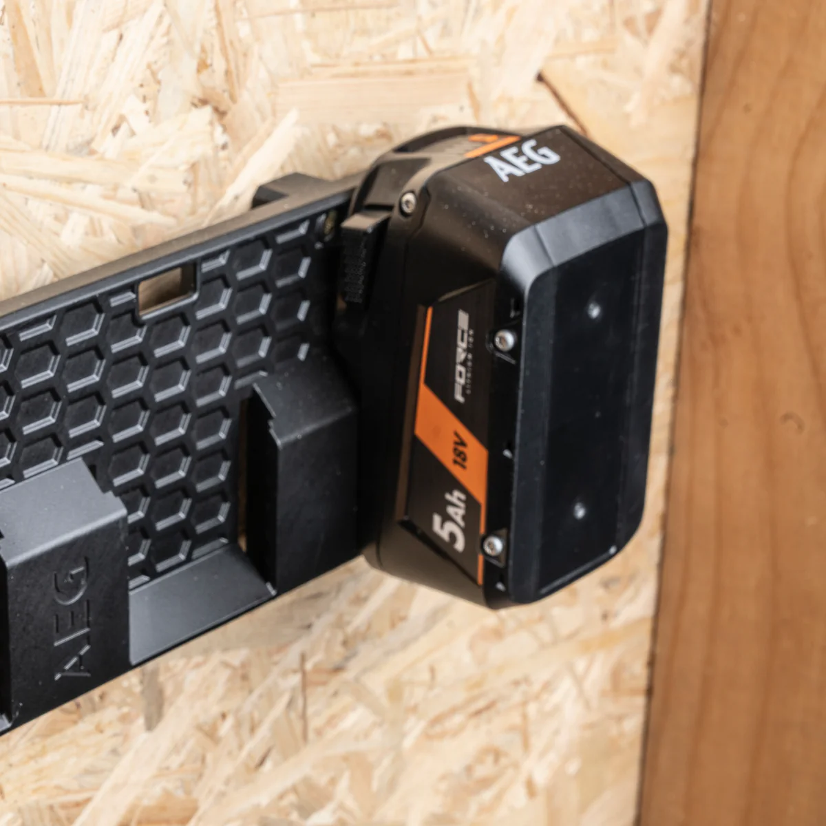 AEG 3 Port 18V Battery Holder - Holds 3 Batteries - High-Impact Resin - 114mm x 26mm x 294mm - Image 3
