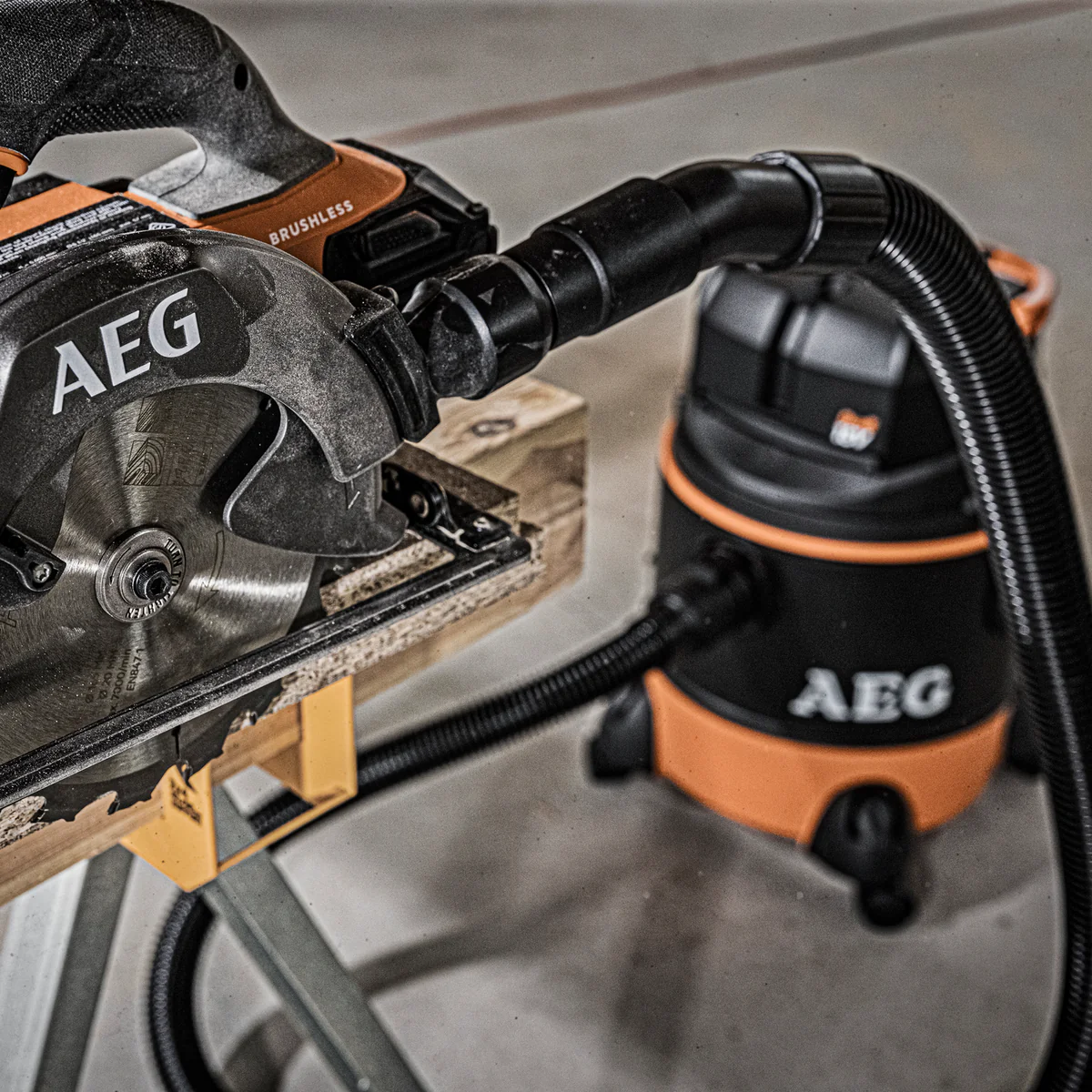 AEG Dual 18V Wet and Dry Dust Extractor 20L - Skin Only - 4.9kg - Image 2