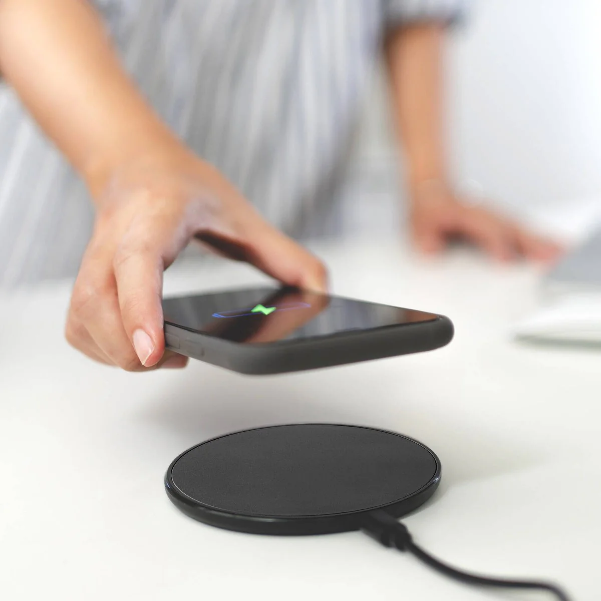Antsig 15W Wireless Charger - Compact Design - LED Indicator - USB-C Cable - Image 4