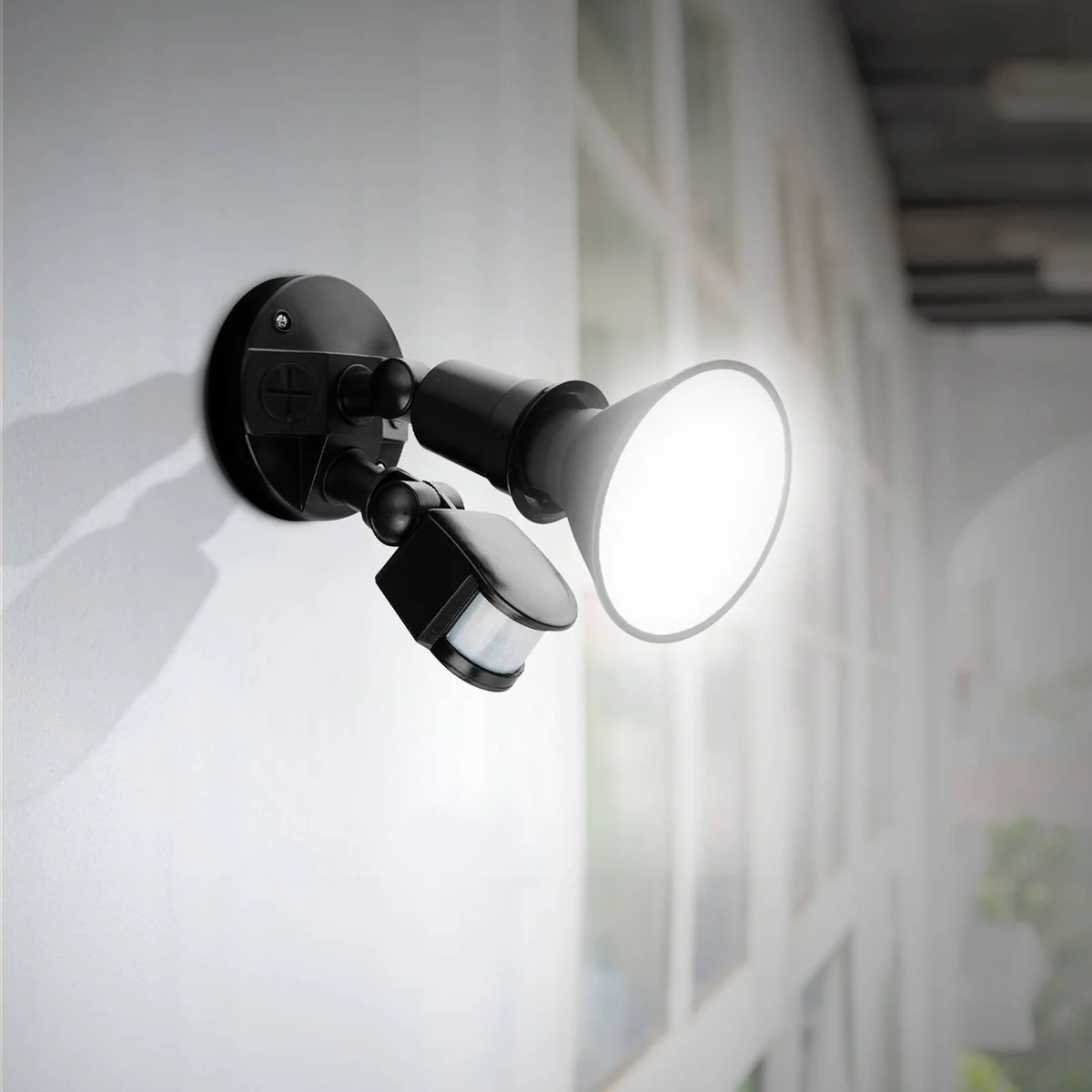 Arlec 15W LED Security Sensor Floodlight - 1600 Lumens - Black - IP44 - Image 3