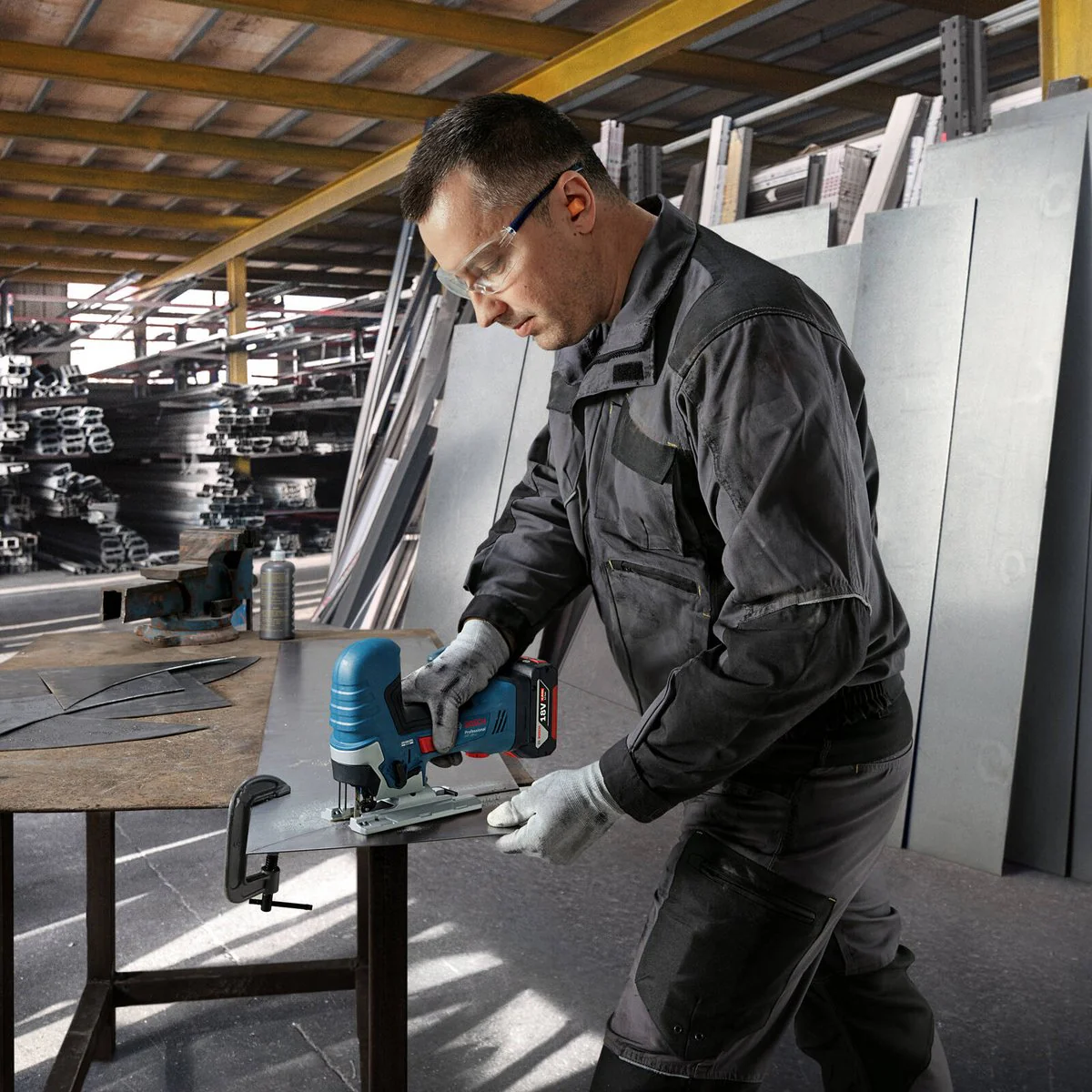 Bosch 18V Professional Jigsaw 06015B2040 - Cordless - 230mm x 100mm x 290mm - Precision Cutting - Image 4