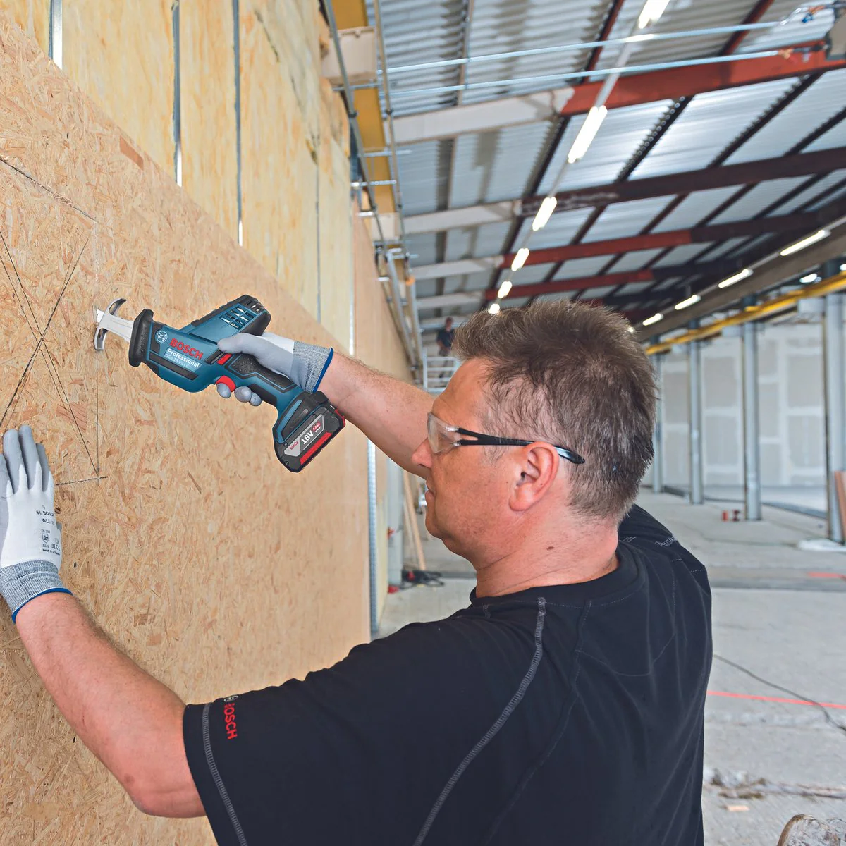 Bosch 18V Professional Sabre Saw Kit 5.0Ah - Compact Design - Low Vibration - Image 2