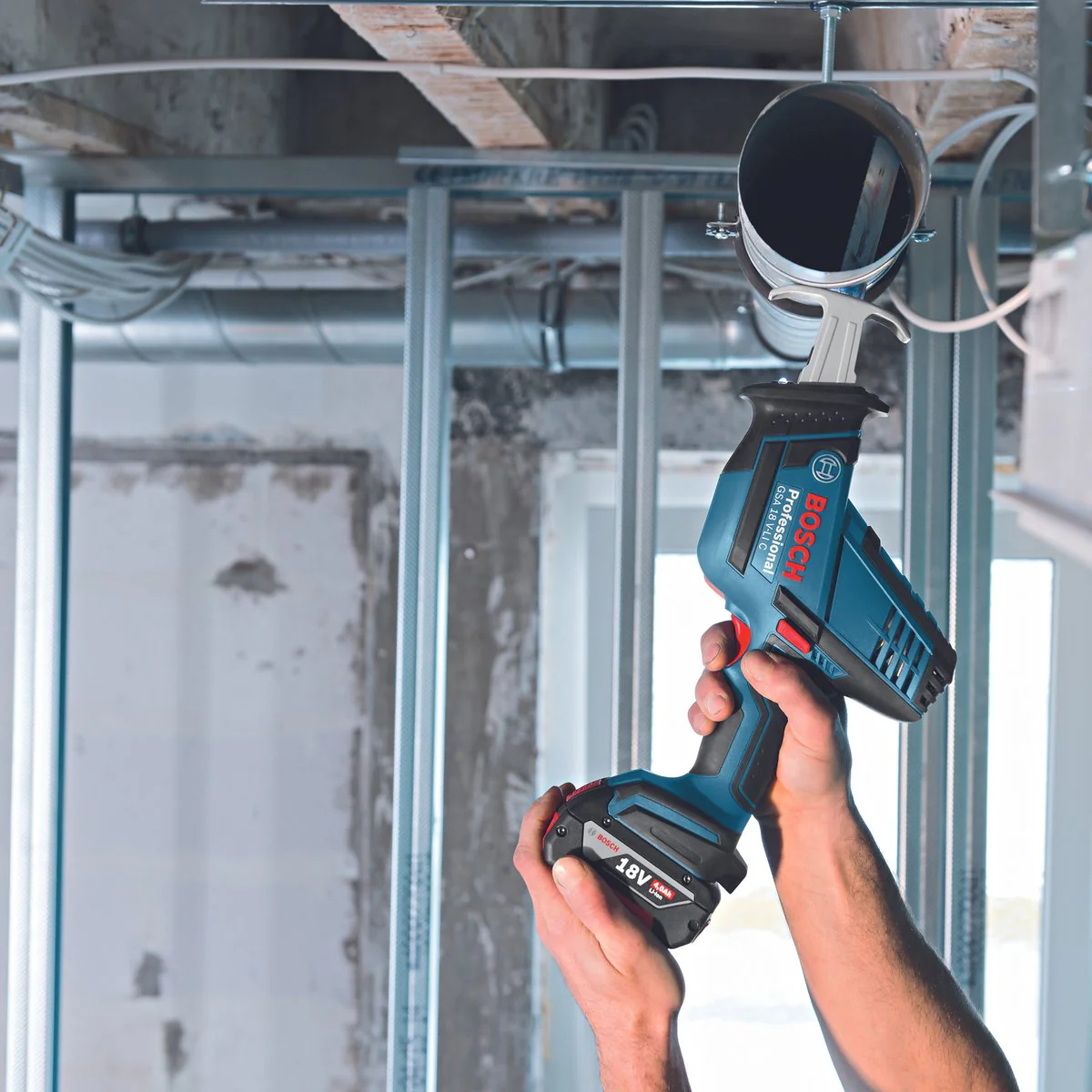 Bosch 18V Professional Sabre Saw Kit 5.0Ah - Compact Design - Low Vibration - Image 3