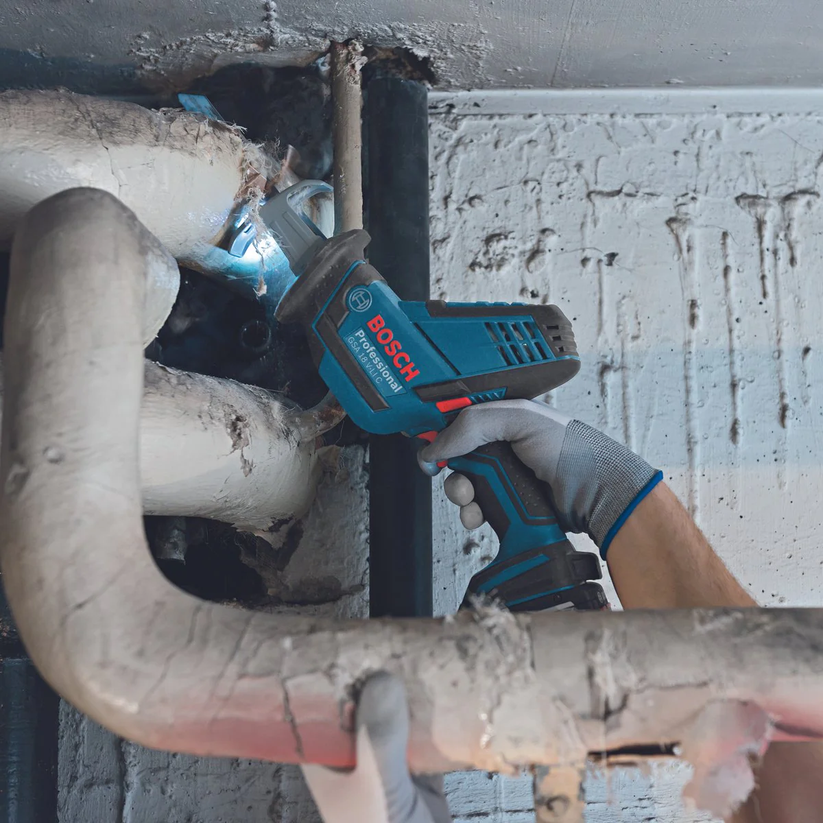 Bosch 18V Professional Sabre Saw Kit 5.0Ah - Compact Design - Low Vibration - Image 4