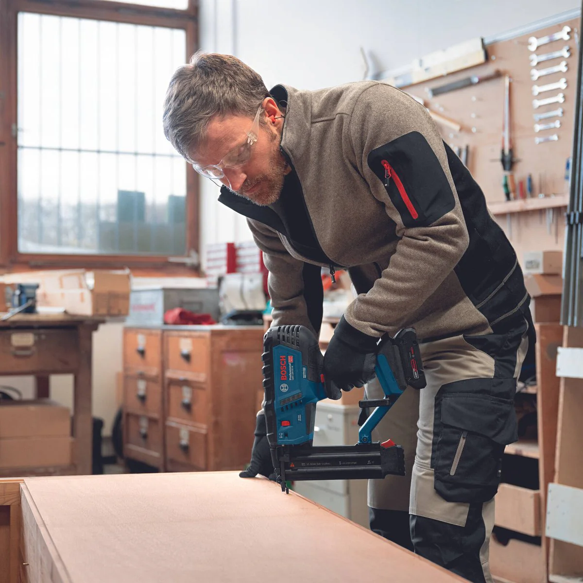Bosch 18V Professional Wood Nailer Skin Only - Cordless - Low Recoil - 96mm x 276mm x 337mm - Image 3