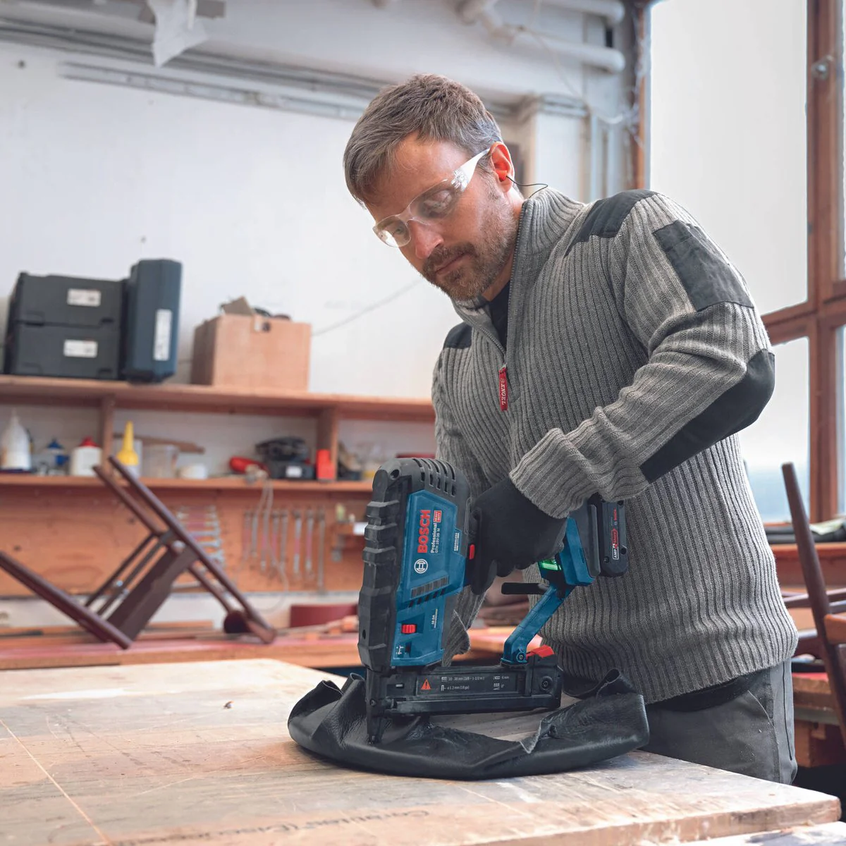 Bosch 18V Professional Wood Stapler Skin Only - Cordless - 295mm x 110mm x 380mm - Image 2