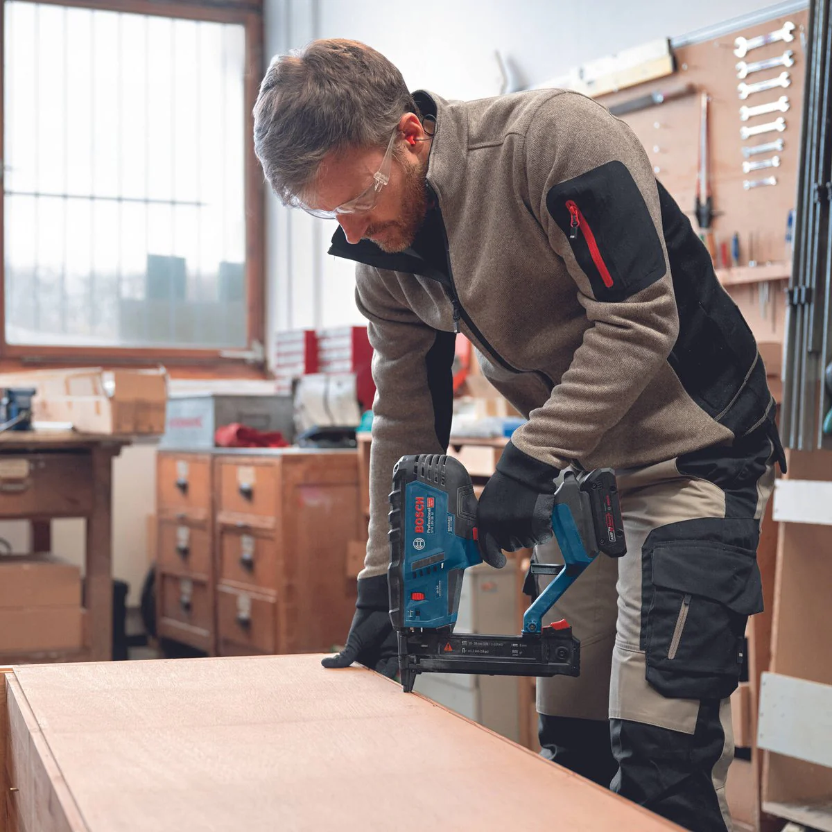 Bosch 18V Professional Wood Stapler Skin Only - Cordless - 295mm x 110mm x 380mm - Image 4