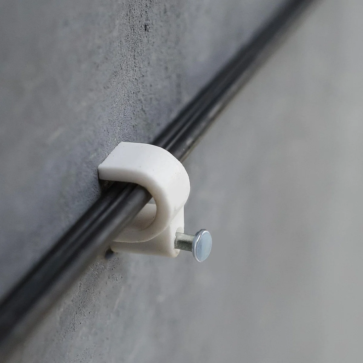 Deta 5mm White Flat Cable Clips - 200 Pack - Durable Plastic - Image 3
