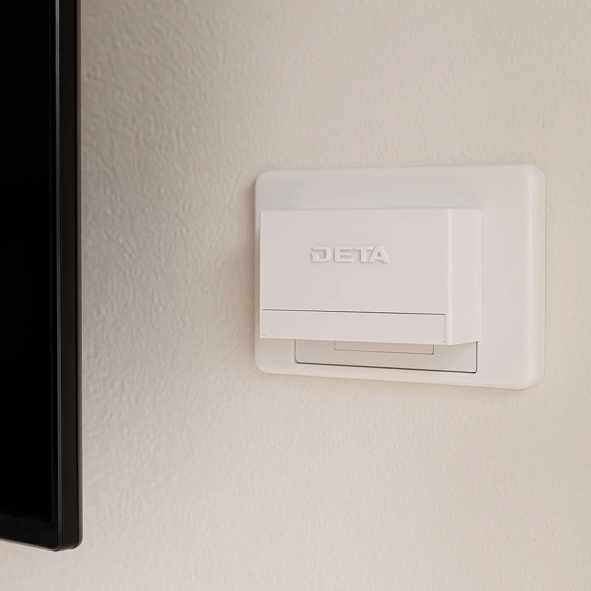 Deta Entertainment Wall Plate - 3 Gang - 35mm x 210mm x 115mm - White - Space-Saving Design - Image 3
