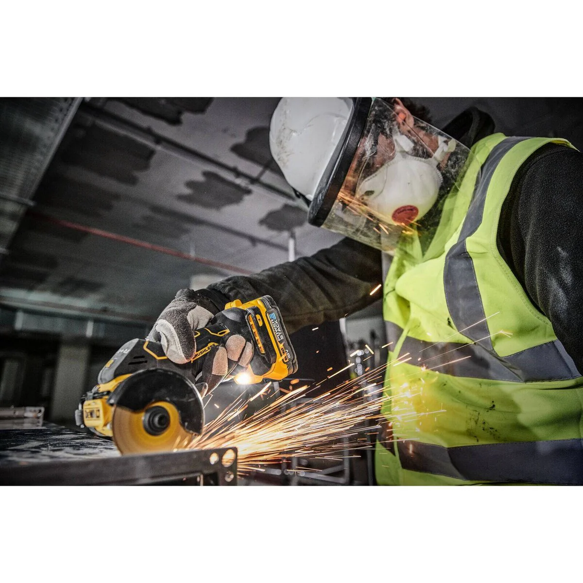 Dewalt 18V Brushless Cutoff Tool - 75mm - Ergonomic Design - Variable Blade Direction - Image 4