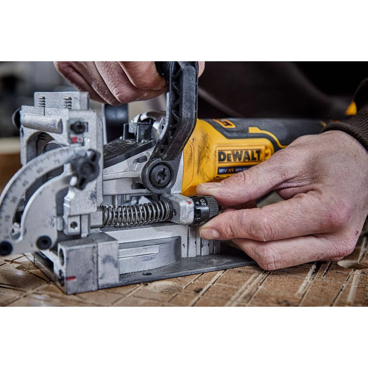 Dewalt 18V XR Brushless Biscuit Jointer DCW682N-XJ - 3.5kg - Precision Woodworking - Image 4