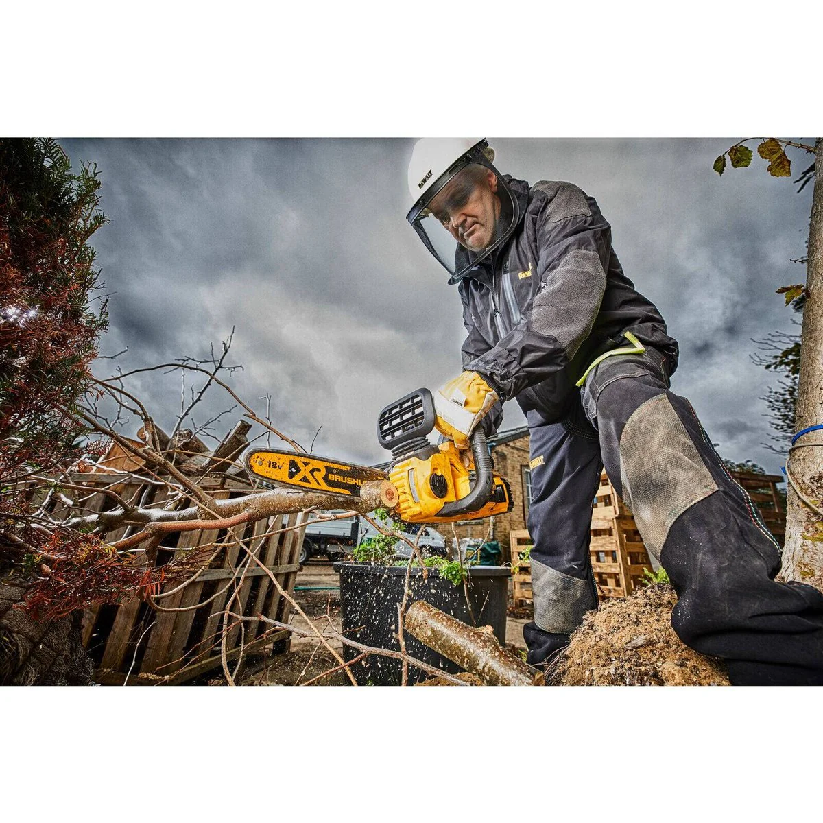 Dewalt 18V XR Brushless Chainsaw Kit 5Ah 300mm - Compact - Efficient Cutting - Image 4