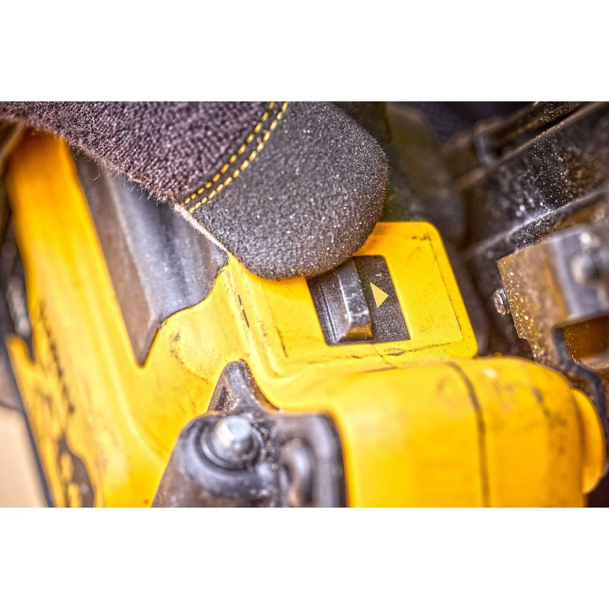 Dewalt 18V XR Framing Nailer - 90mm - DCN930N-XJ - Cordless - Brushless Motor - Image 3