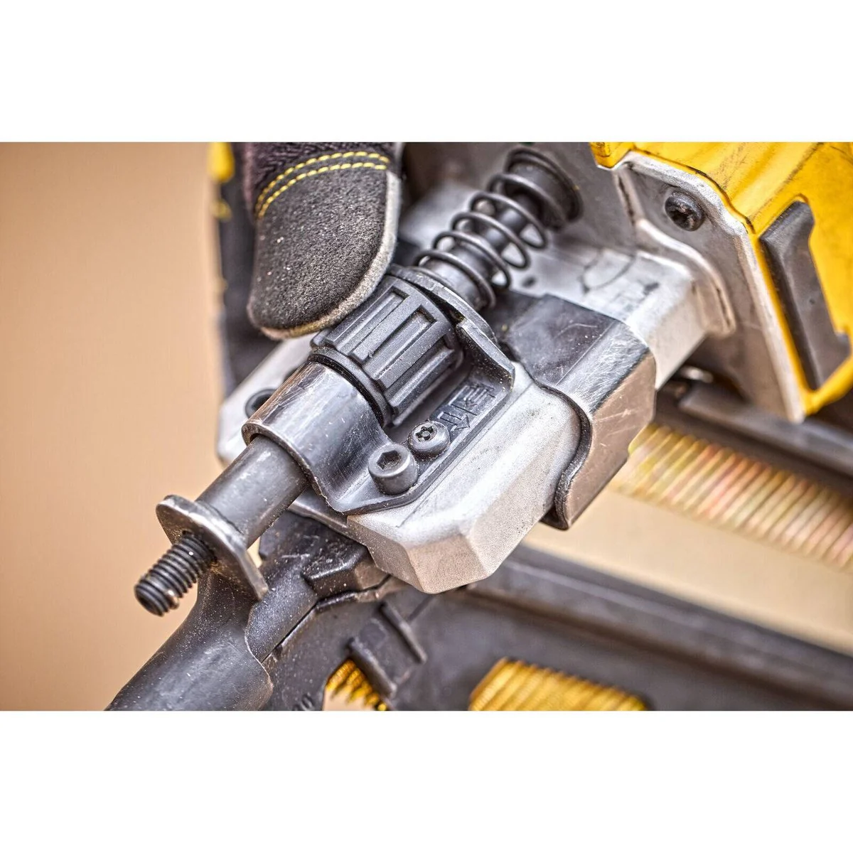 Dewalt 18V XR Framing Nailer Kit 90mm - 5.0Ah - Durable & Efficient - Image 4