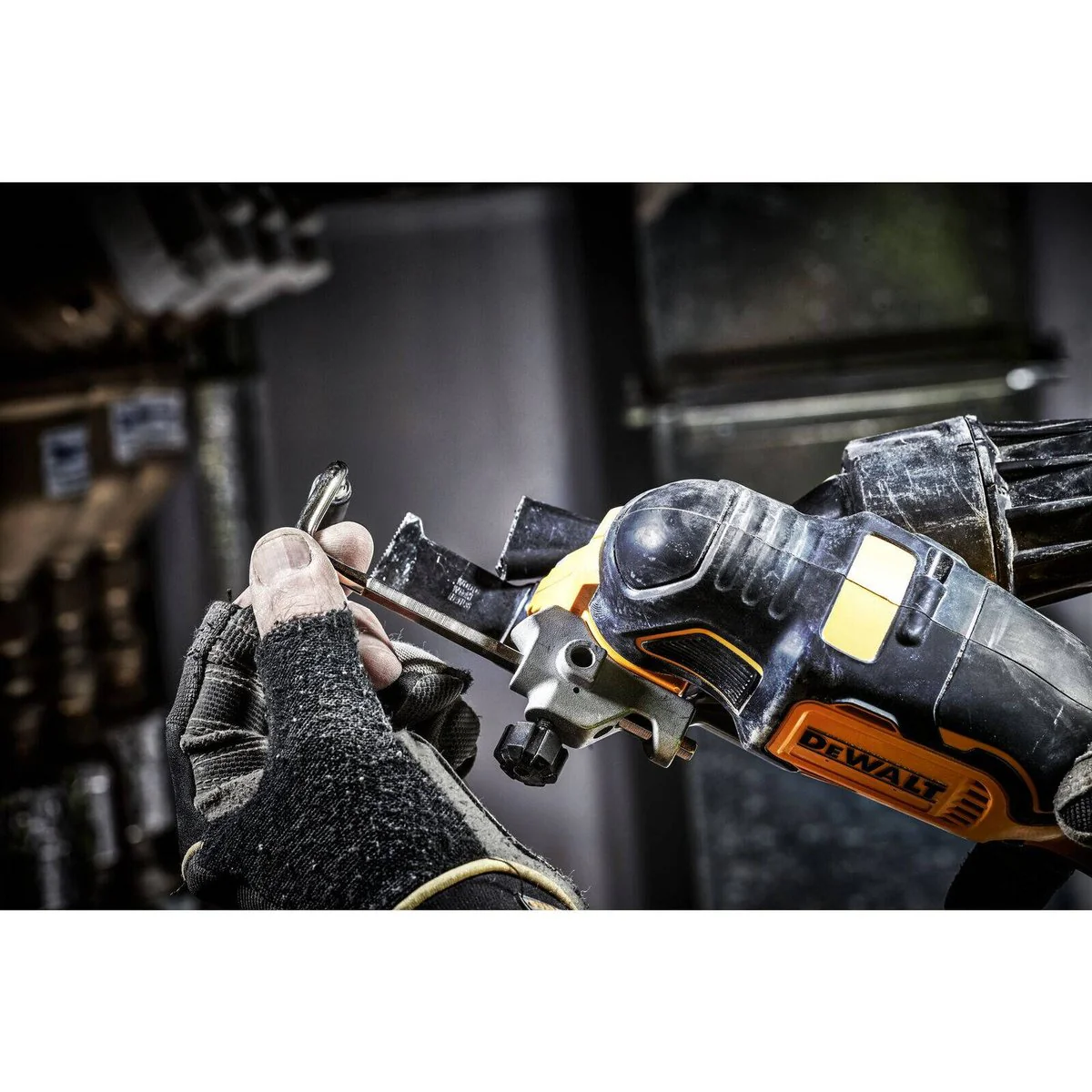 Dewalt 18V XR Li-Ion 3 Speed Oscillating Multi Tool DCS356N-XJ - 155mm x 80mm x 310mm - Yellow - Image 3