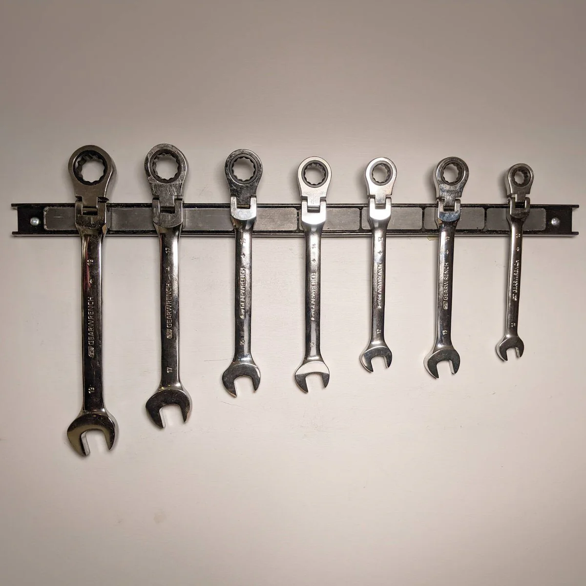 Everhang Magnetic Tool Holder - 460mm x 24mm - Black/Red - Image 3