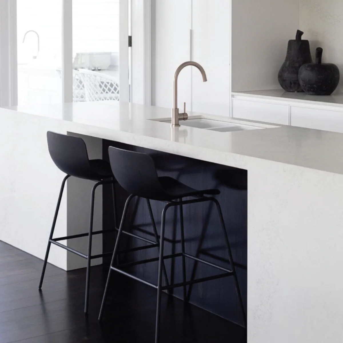 Feast Watson Black Japan Timber Floor Stain and Varnish 4L - Image 2