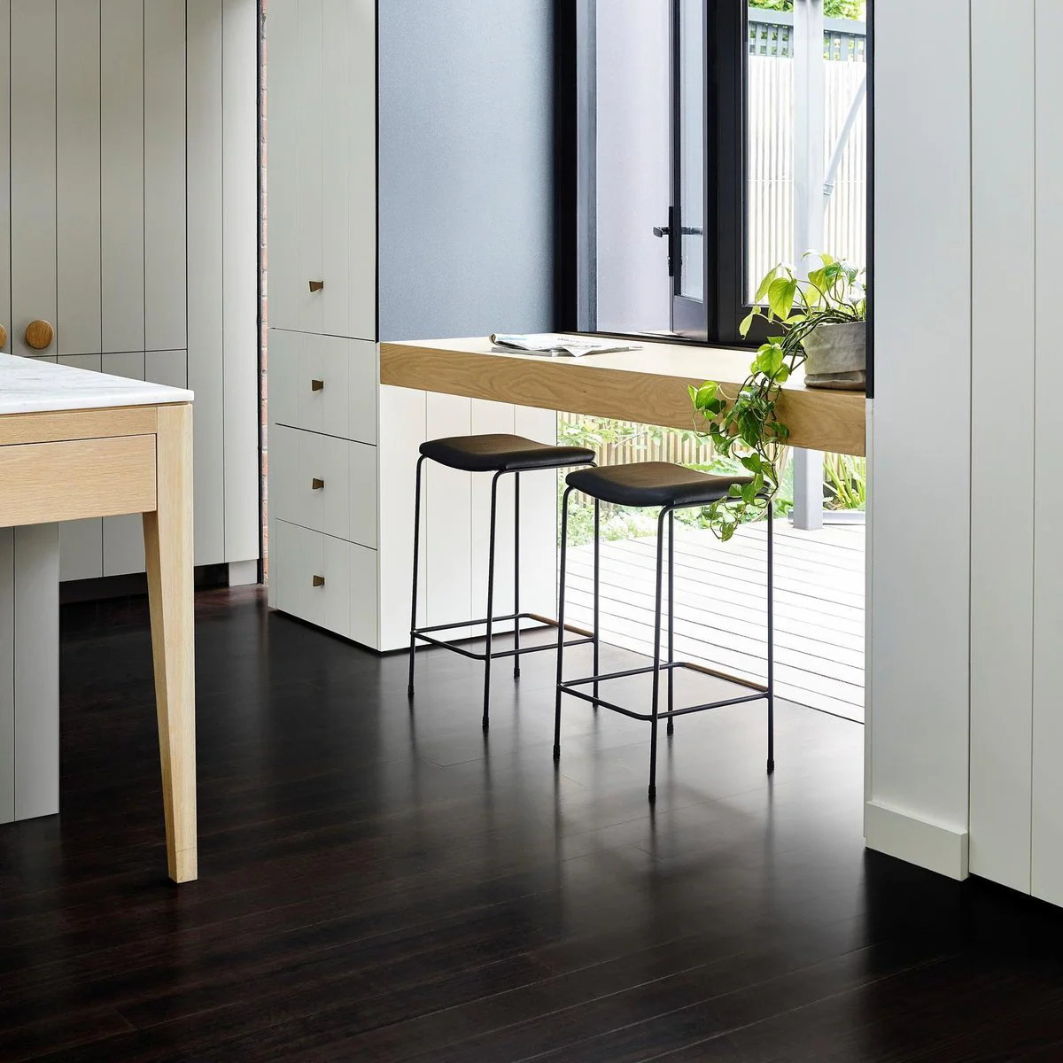 Feast Watson Black Japan Timber Floor Stain and Varnish 4L - Image 3