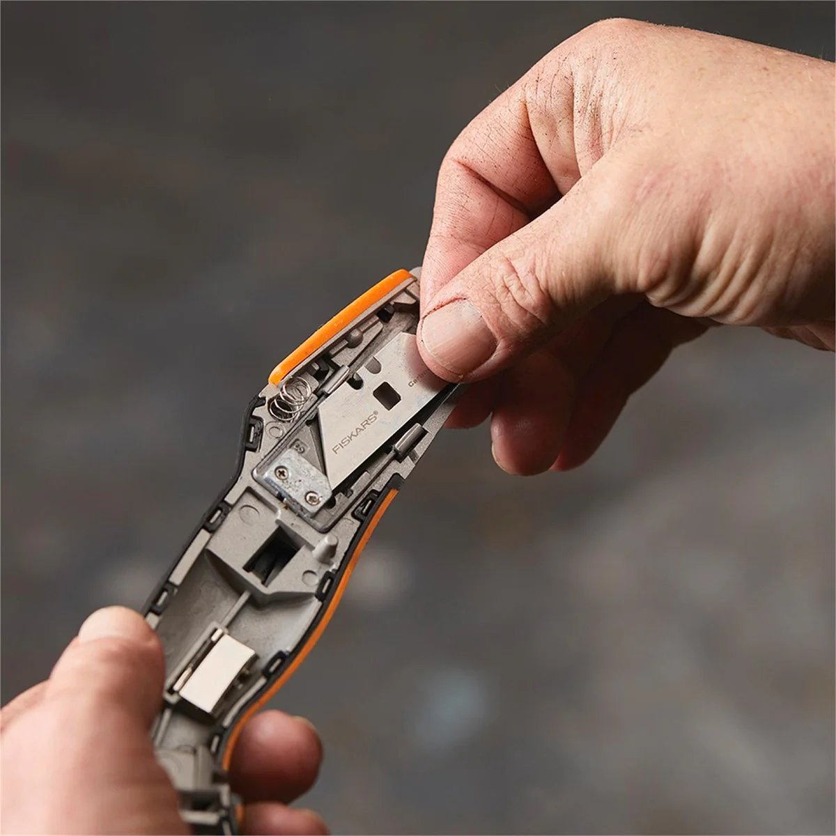 Fiskars Pro Carbonmax Retractable Utility Knife - 60mm Blade - Steel - Image 4