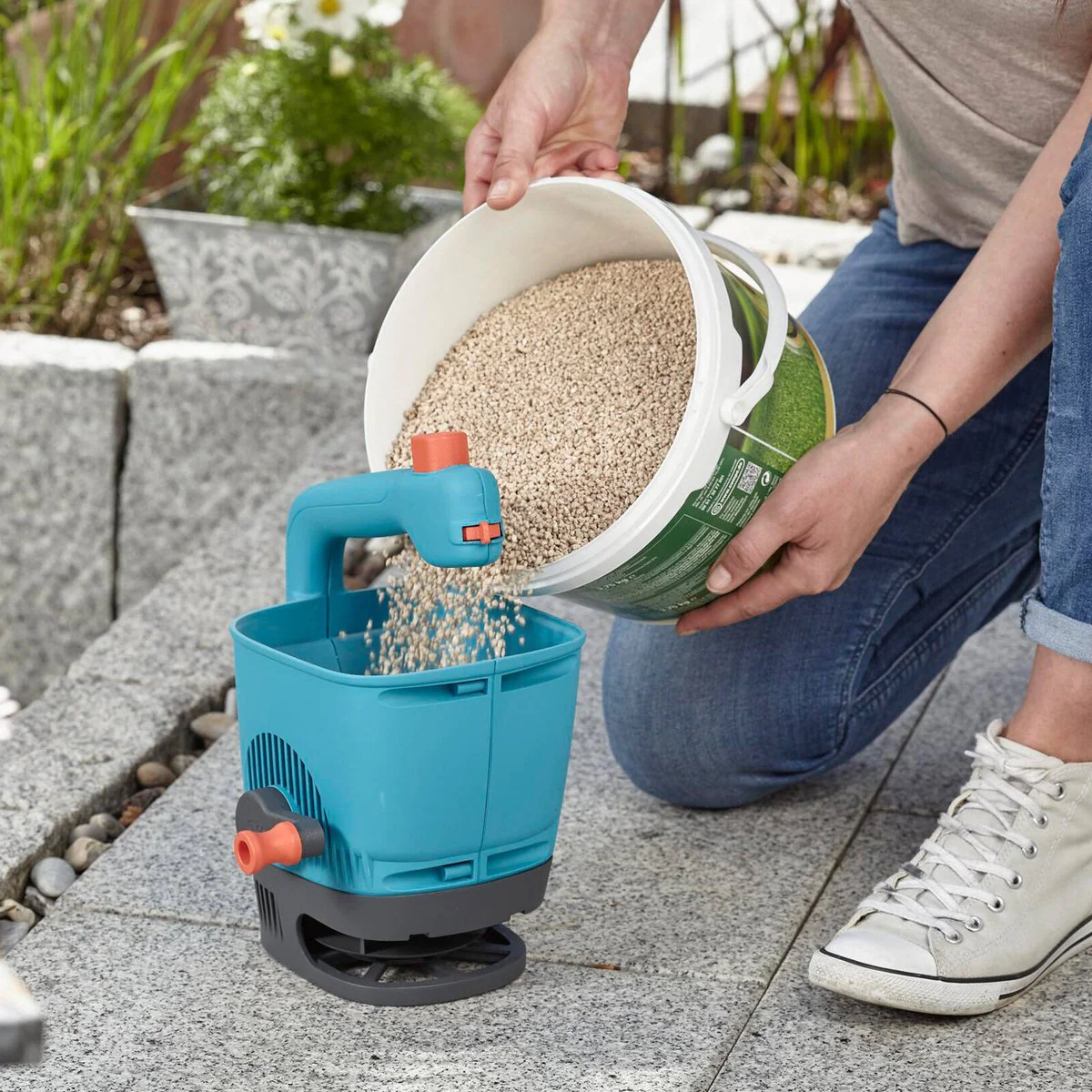 Gardena Handheld Seed and Fertiliser Spreader Medium - 100m² Coverage - Turquoise - Image 3