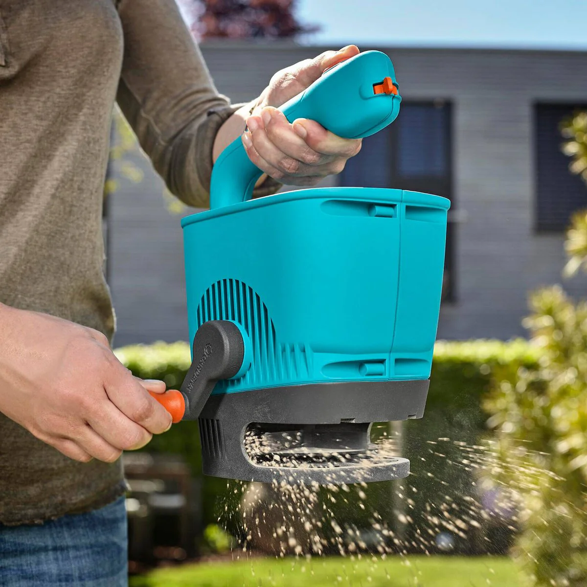 Gardena Handheld Seed and Fertiliser Spreader Medium - 100m² Coverage - Turquoise - Image 4