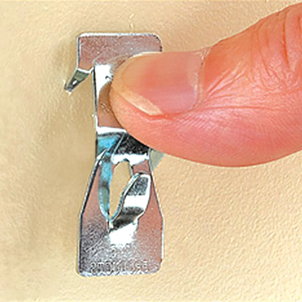 Hangman Push N Hang Picture Hanger - Large & Small - 5kg & 9kg Capacity - Tool-Free Installation - Image 3