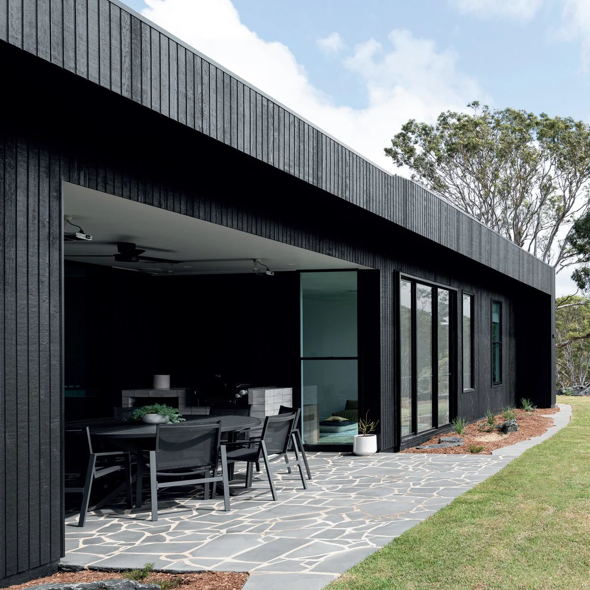 Intergrain Charred Black Timber Stain 4L - 4L - UV Resistant, Waterproof - Image 2