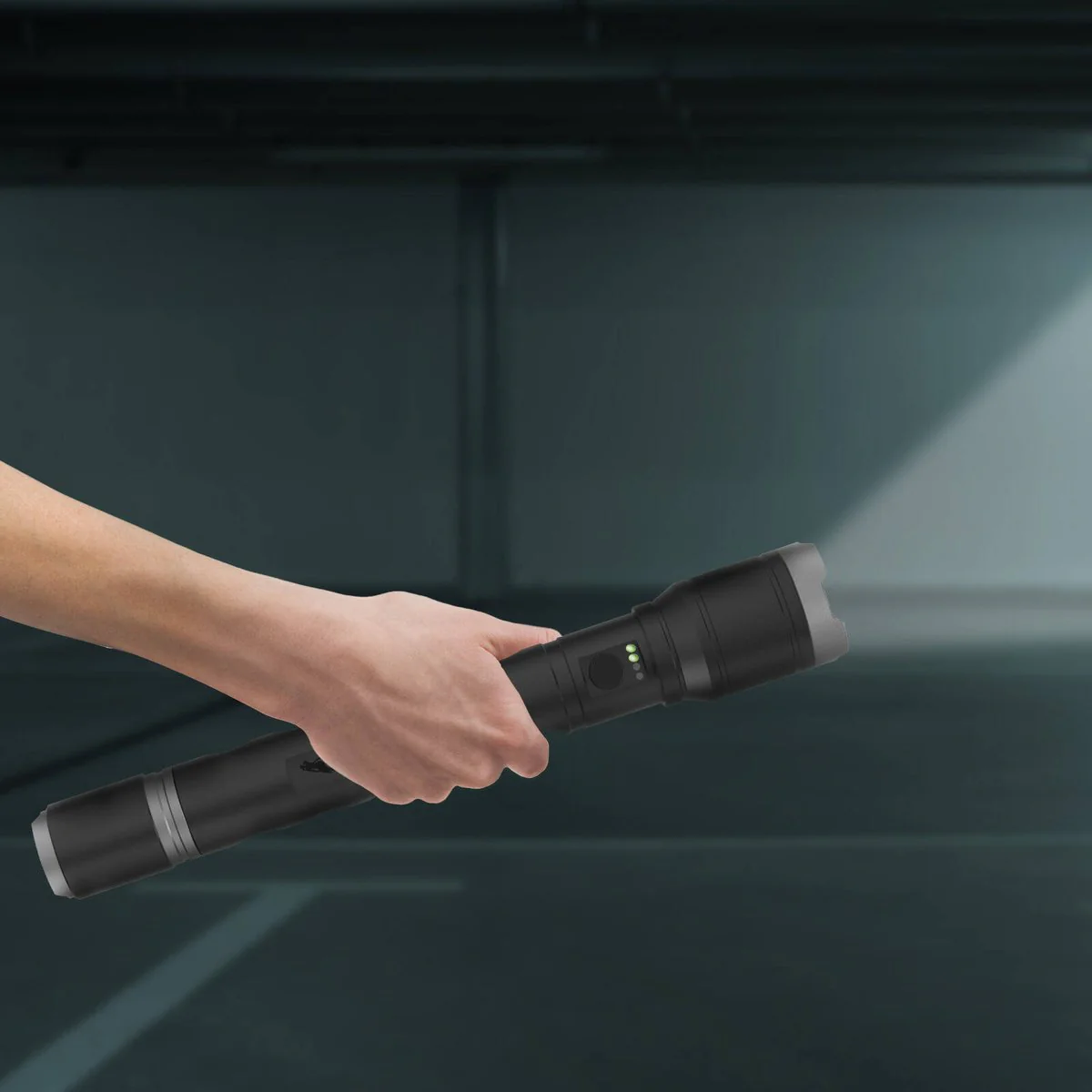 Ironhorse 4000lm Premium Hybrid Torch Flashlight - Rechargeable - Black - Image 5