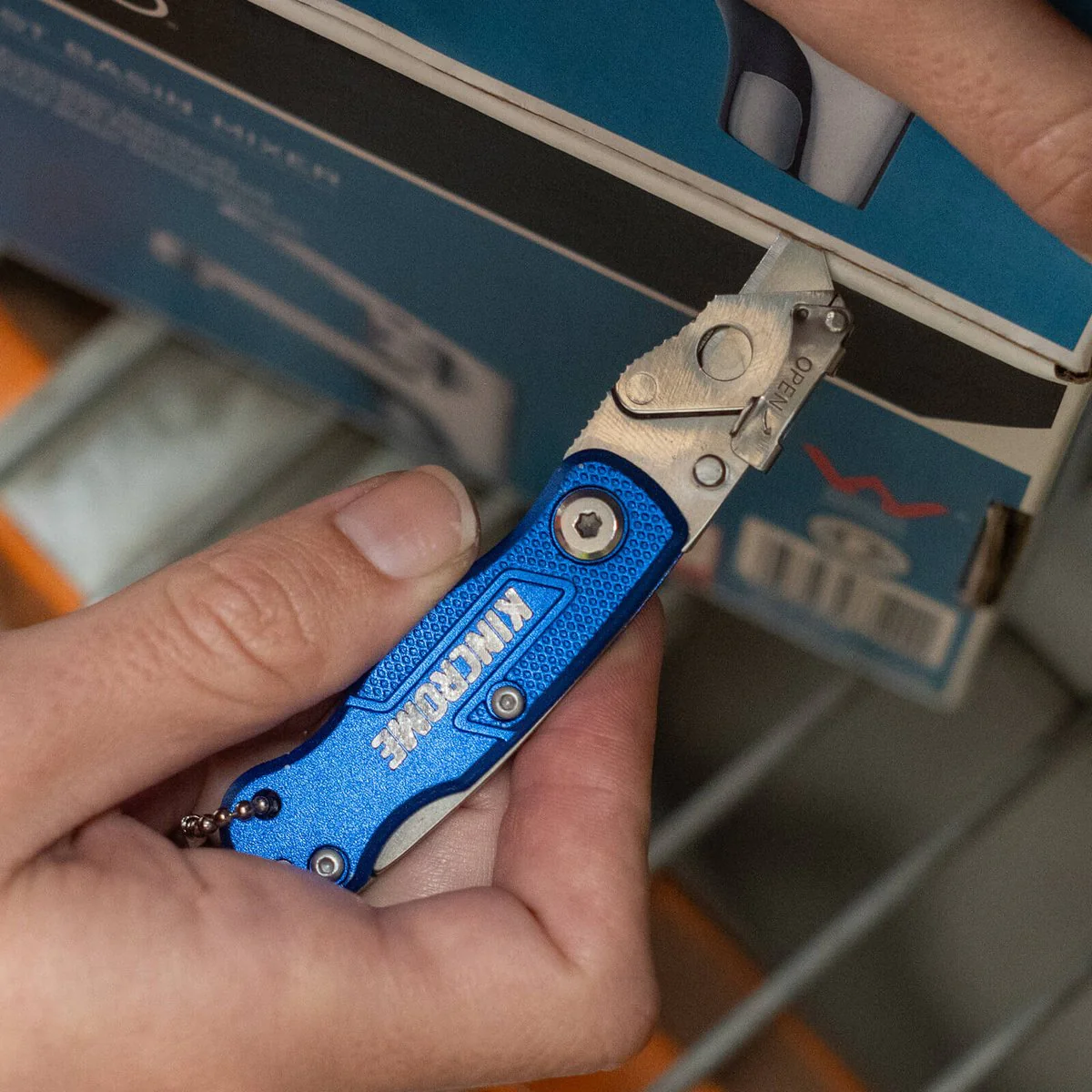 Kincrome Heavy Duty Mini Folding Utility Knife - 10 Spare Blades - 165mm x 88mm x 14mm - Image 3