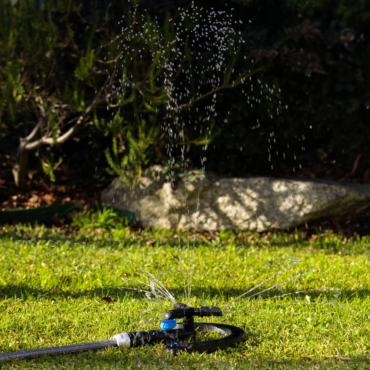 Nylex 3 Arm Sprinkler - Flow Control - 26m Coverage - Blue - Image 4