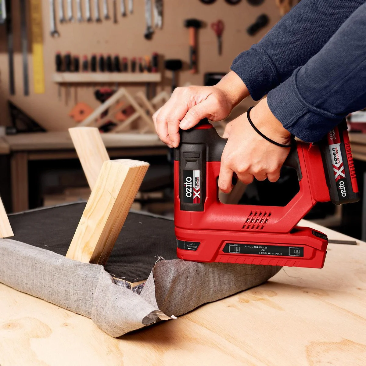 Ozito PXC 18V Cordless Staple Gun PXSGS 5021 - 80-100 Staples - Red/Black/Silver - Image 4