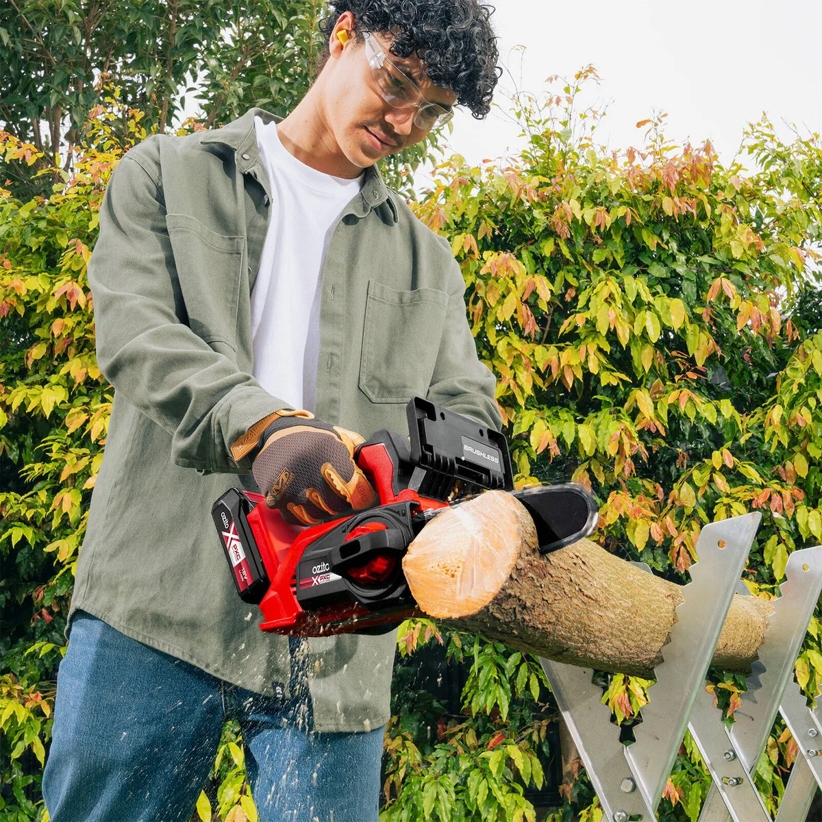 Ozito PXC 18V Brushless Top Handle Chainsaw 200mm 2.5Ah Kit - Efficient Cutting - Image 3