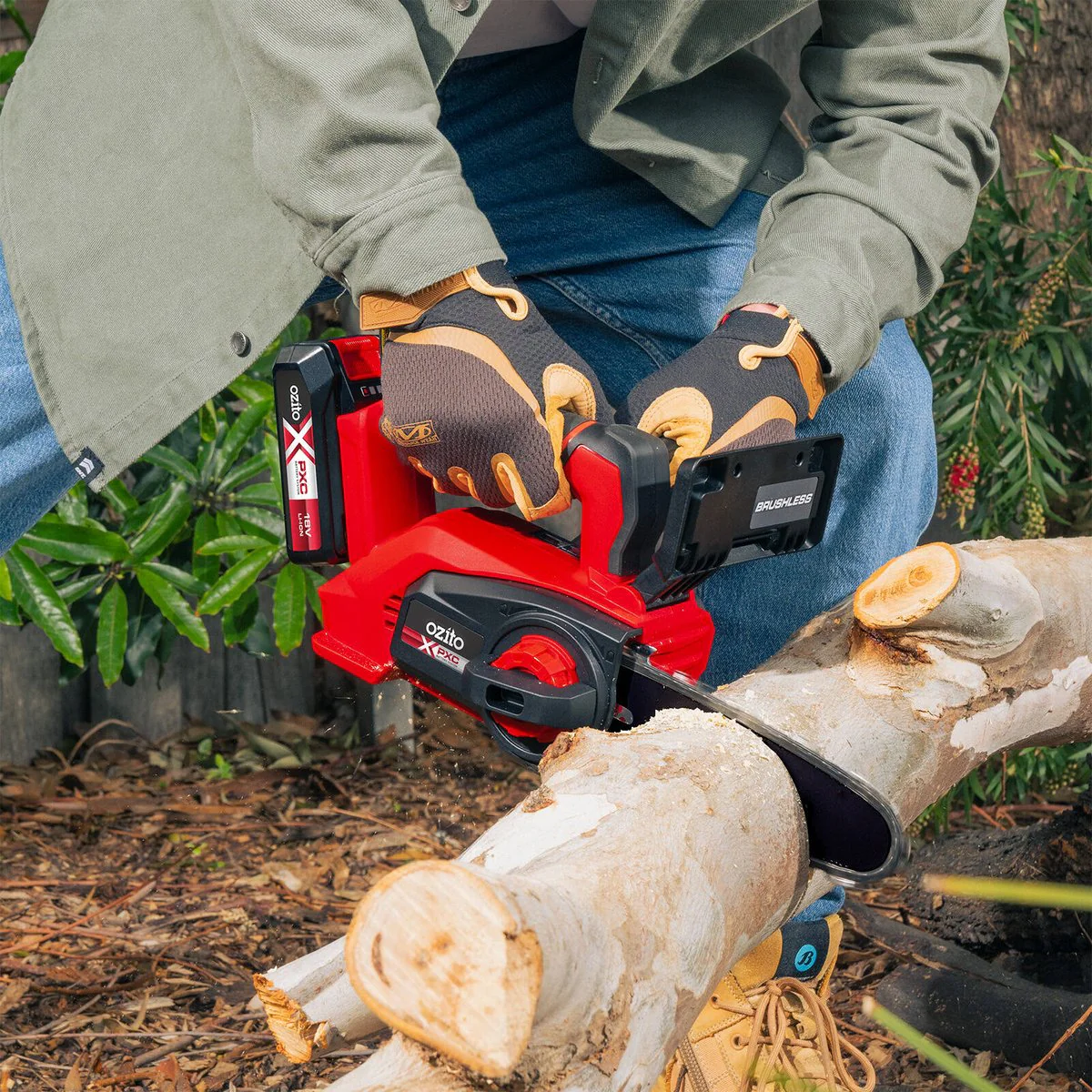 Ozito PXC 18V Brushless Top Handle Chainsaw 200mm 2.5Ah Kit - Efficient Cutting - Image 4