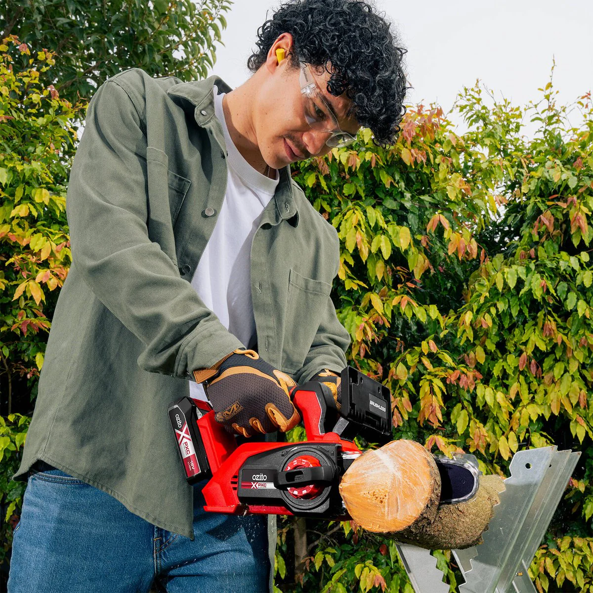 Ozito PXC 18V Brushless Top Handle Chainsaw 200mm 2.5Ah Kit - Efficient Cutting - Image 5