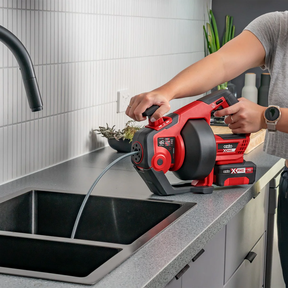 Ozito PXC 18V Drain Cleaner PXDCS 018 - 7.6m Coil - Cordless Unclogging Tool - Image 3