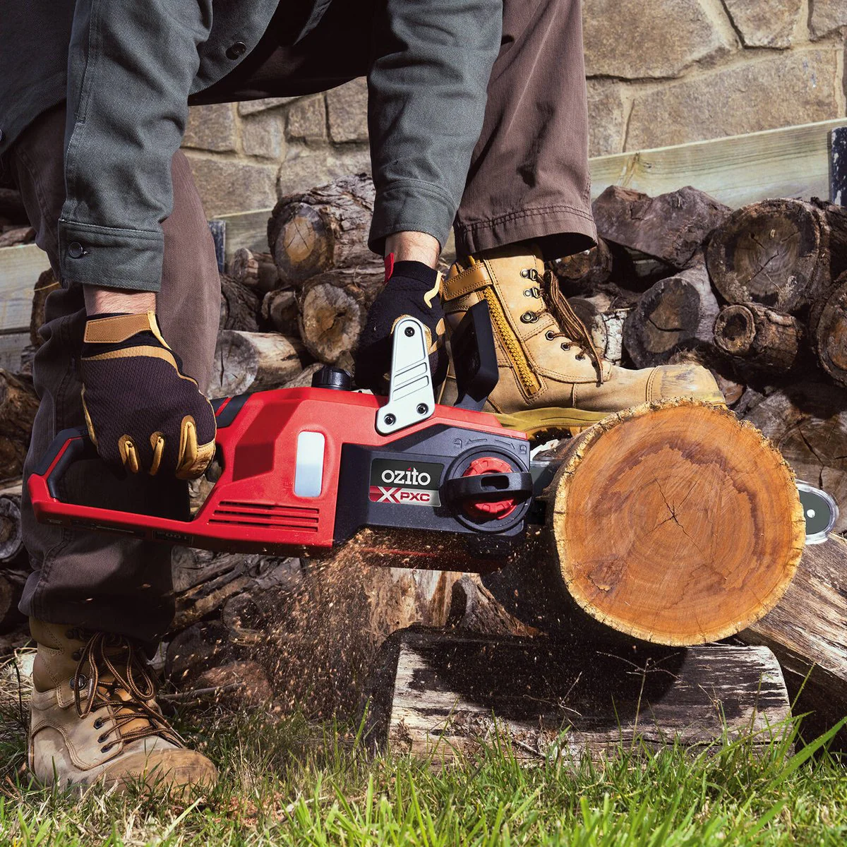 Ozito PXC Brushless Chainsaw - 18V - 300mm - Tool-Free Tensioning - Safety Brake - Image 3