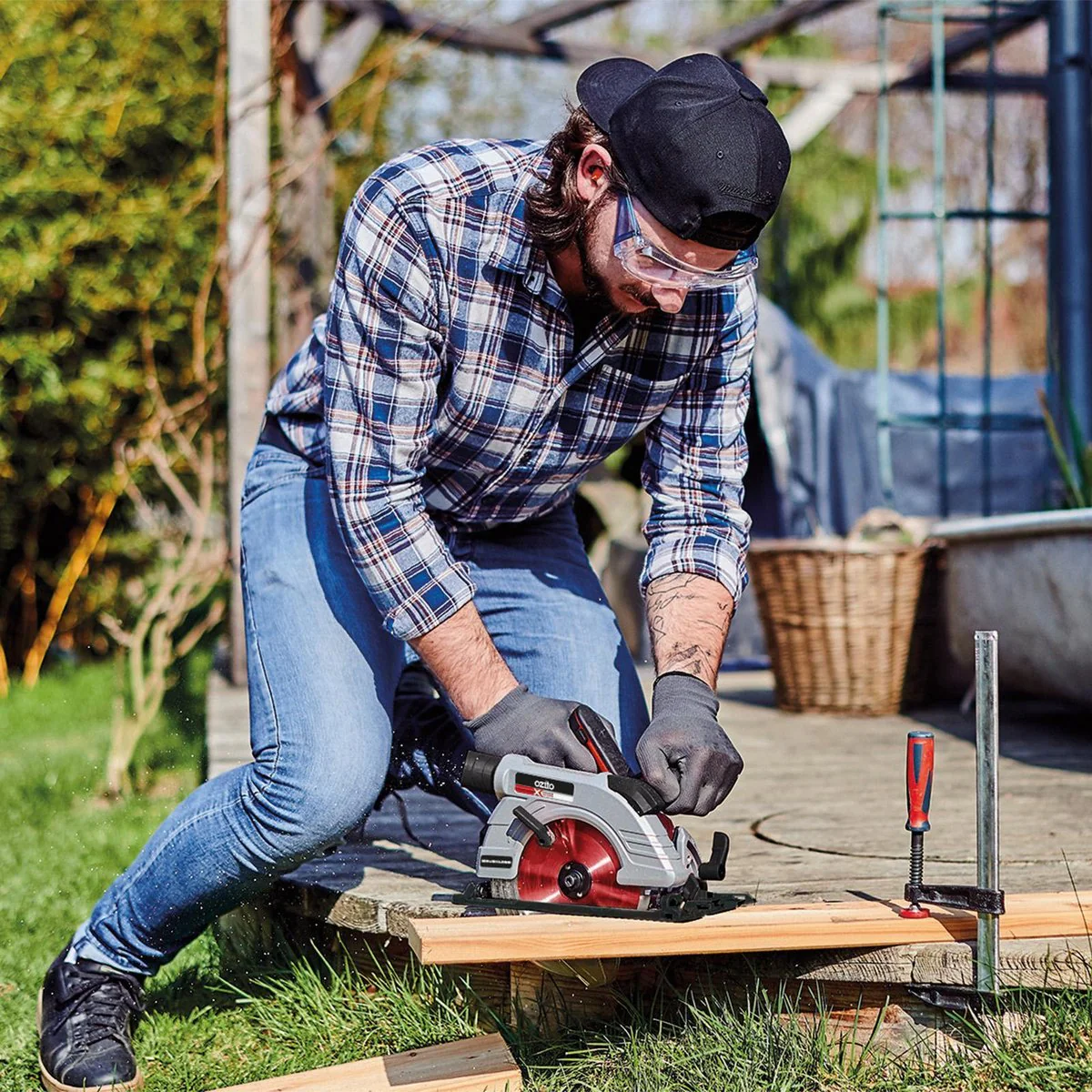 Ozito PXC Brushless Circular Saw - 18V - 184mm - Adjustable Depth - Red/Black - Image 4