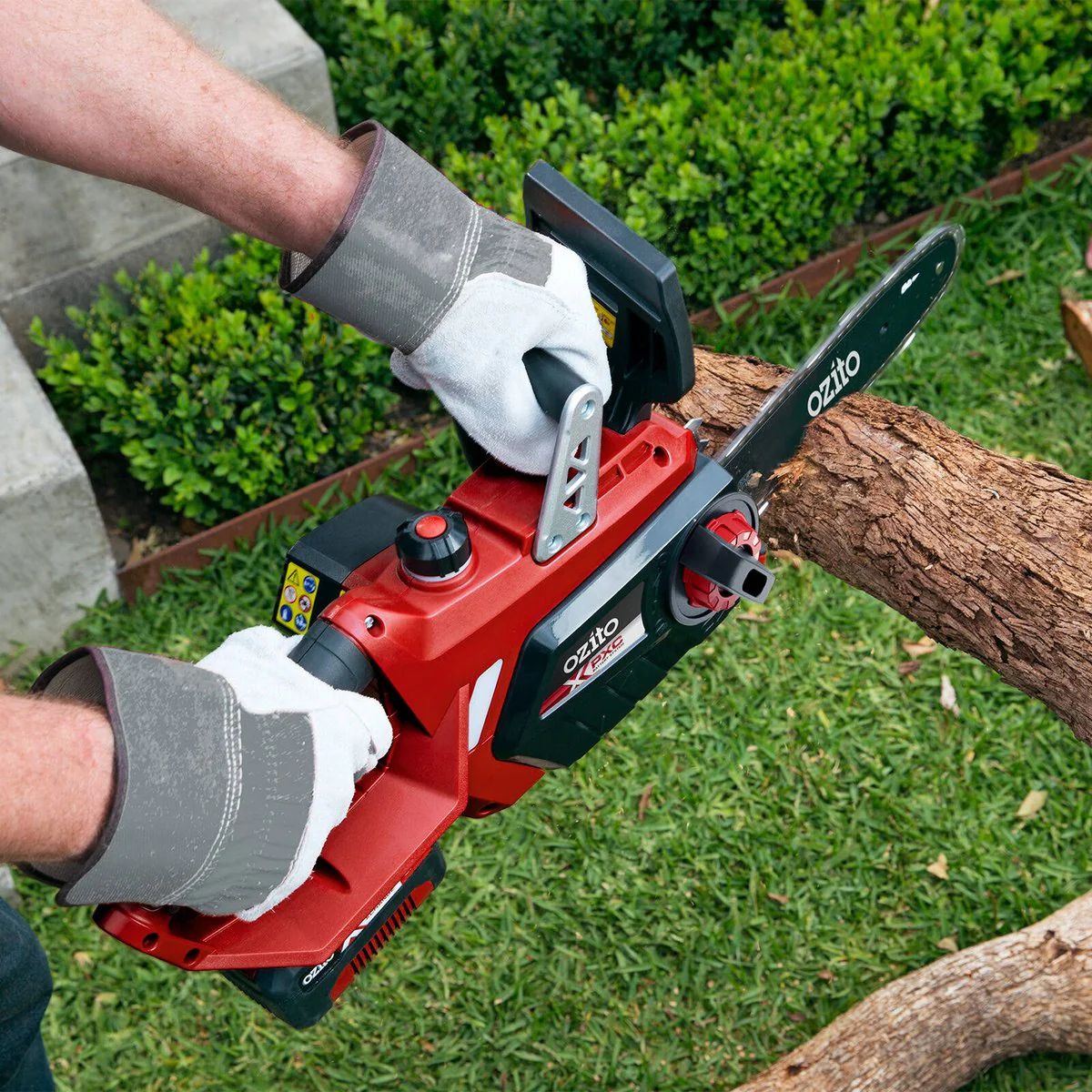 Ozito PXC Cordless Chainsaw - 18V - 250mm - 230mm Cut Diameter - Skin Only - Image 4
