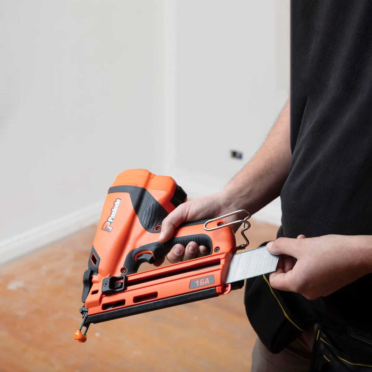 Paslode 16ga Trimmaster - 32-63mm - Cordless - Angled Bradder Kit - Image 3