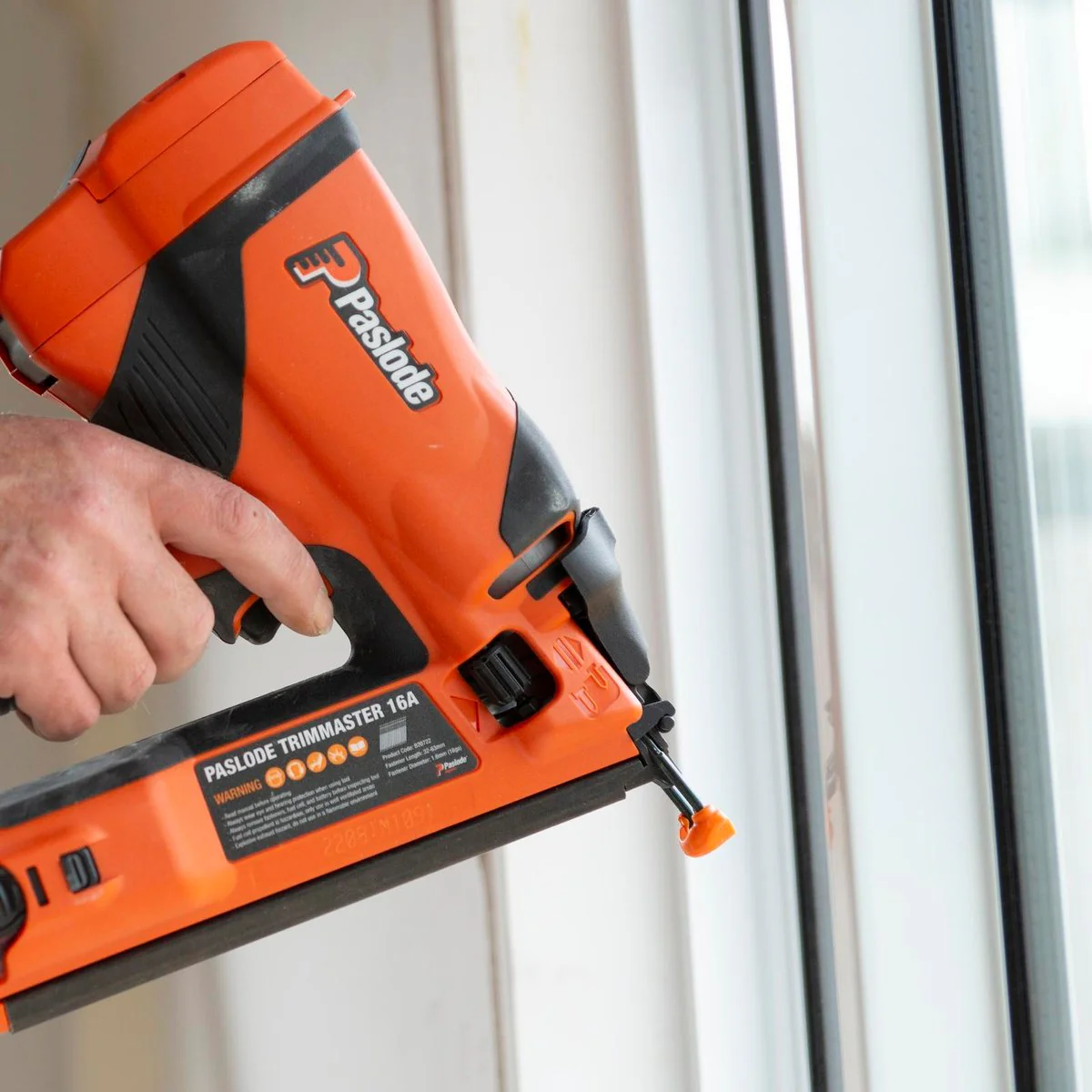 Paslode 16ga Trimmaster - 32-63mm - Cordless - Angled Bradder Kit - Image 4