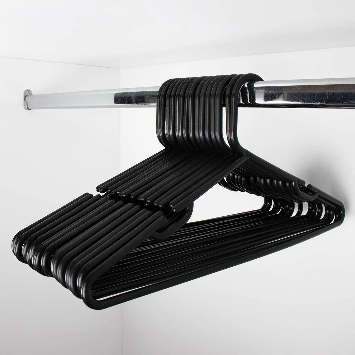 Practa Black Heavy Duty Plastic Tube Clothes Hangers 15 Pack - 445mm x 215mm - Anti-Slip Notches - Extra-Wide Design - Image 4