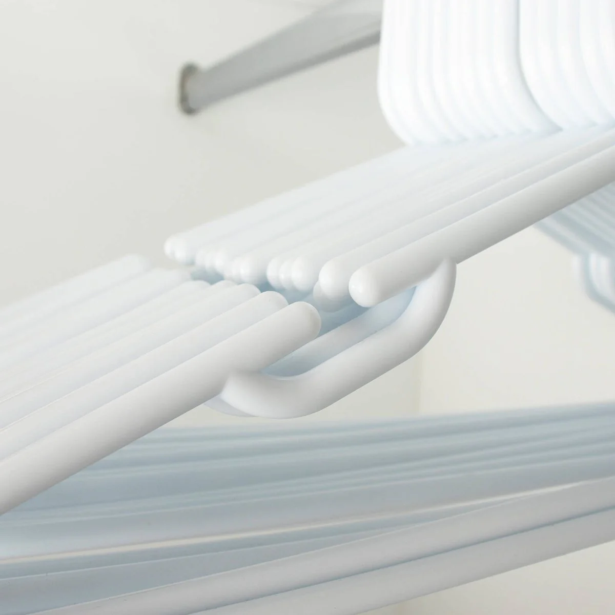 Practa White Heavy Duty Plastic Tube Clothes Hangers 15 Pack - 445mm x 215mm - Anti-Slip Notches - Extra-Wide Design - Image 3