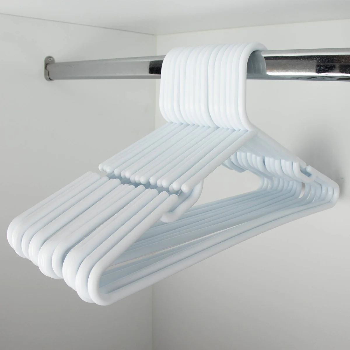 Practa White Heavy Duty Plastic Tube Clothes Hangers 15 Pack - 445mm x 215mm - Anti-Slip Notches - Extra-Wide Design - Image 4
